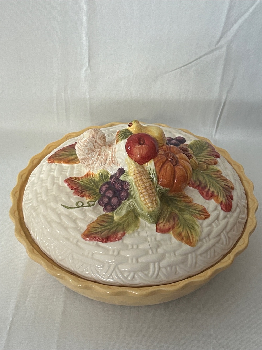 Cracker Barrel “Thanksgiving Tradition” Ceramic Covered Pie Plate Cornupia Fall